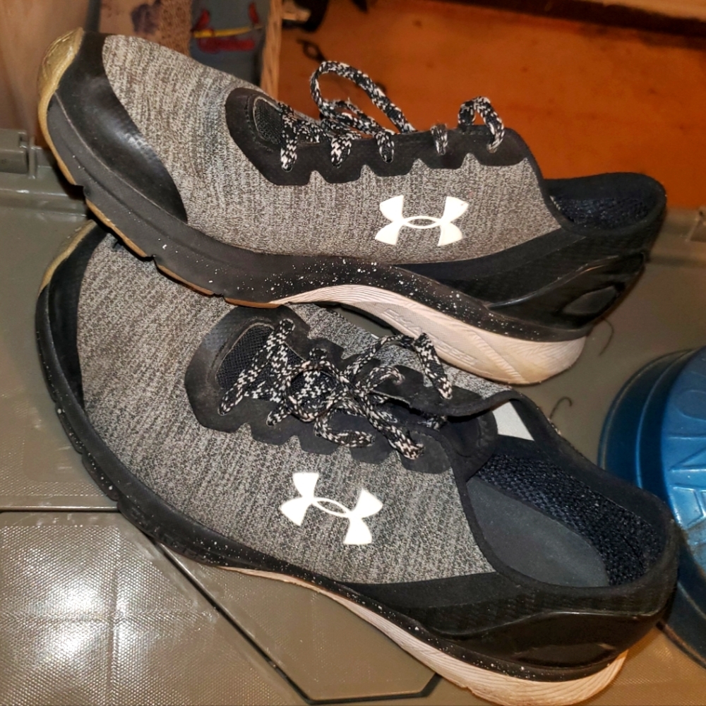 Under armor size 8 tennis shoes fair condition